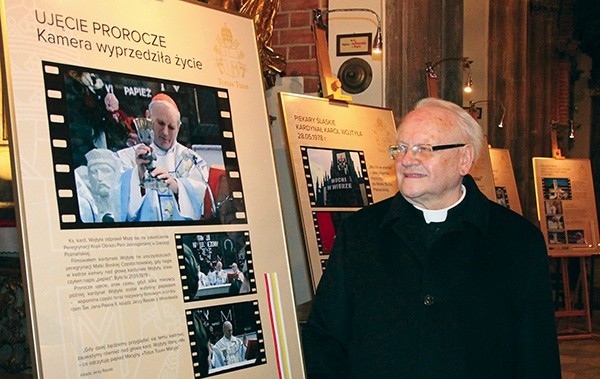 Ks. Jerzy Rasiak obok słynnego kadru.