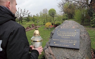 	Obelisk upamiętniający bł. ks. Franciszka Drzewieckiego.