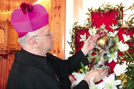 	Wielkim czcicielem bł. Franciszki Siedliskiej jest bp Józef Zawitkowski, jej ziomek.