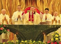 Księża jubilaci ze swoim biskupem dziękują za dar kapłaństwa.