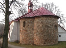 Romańska rotunda, która prawdopodobnie służyła jako kaplica chrzcielna.