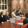 Prof. Henryk Samsonowicz odbiera nominację przewodniczącego Komisji Naukowej  ds. Kaplicy Królewskiej bazyliki katedralnej w Płocku.