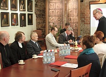 Prof. Henryk Samsonowicz odbiera nominację przewodniczącego Komisji Naukowej  ds. Kaplicy Królewskiej bazyliki katedralnej w Płocku.