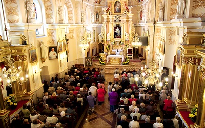 	U stóp Hałcnowskiej Piety modlą się liczni pielgrzymi.