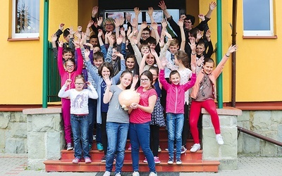 	Młodzi wolontariusze ze Szkolnego Koła Caritas w Cieszynie-Krasnej.