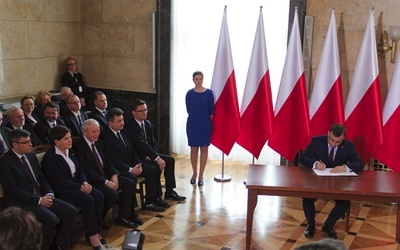 Podpisanie umowy w sprawie powołania PGG. Z lewej premier Beata Szydło z wojewodą śląskim Jarosławem Wieczorkiem i ministrem energii Krzysztofem Tchórzewskim.