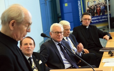 Od lewej: abp A. Nossol, rektor S.S. Nicieja, H.-G. Pöttering, J. Buzek, ks. S. Rabiej.