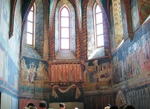 ►	Kościół Trójcy Świętej, nazywany Kaplicą Zamkową, jest jednym z najcenniejszych i najciekawszych zabytków sztuki średniowiecznej w Polsce i w Europie. 