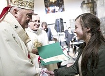 	I miejsce za reportaż inspirowany słowami bł. ks. J. Popiełuszki: „Człowieka zdobywa się otwartym sercem” przyznano Annie Mazur z Zespołu Szkół w Łużnej.