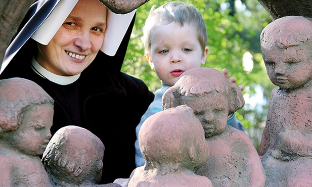 Siostra Senta stara się wspierać każdą mamę, która trafia do Chyliczek.