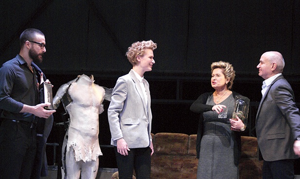 	Toksyczni małżonkowie przenoszą swoje frustracje na przyjaciół.