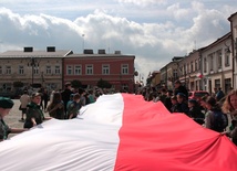W Skierniewicach ulicami miasta poniesiono 50 m. flagę