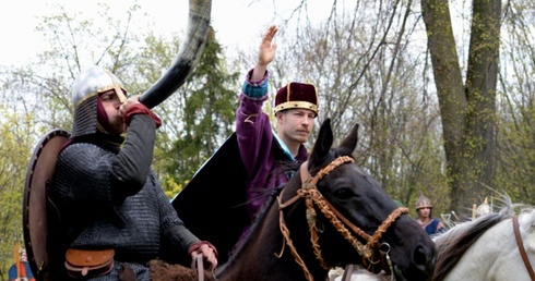 Książę Mieszko przybywa na plac turniejowy