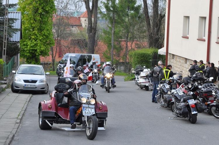 Znaki ŚDM w wiśnickim więzieniu