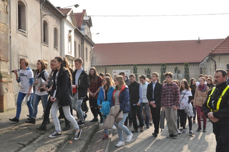 Znaki ŚDM w wiśnickim więzieniu