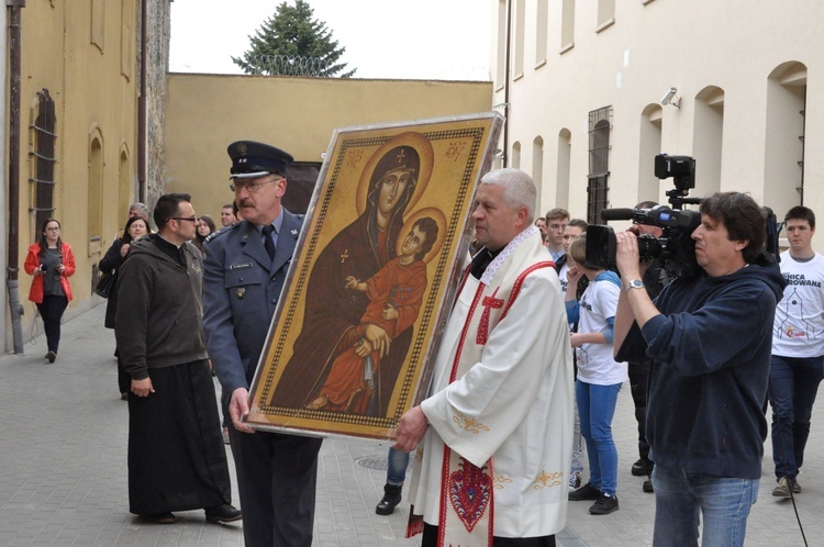 Znaki ŚDM w wiśnickim więzieniu