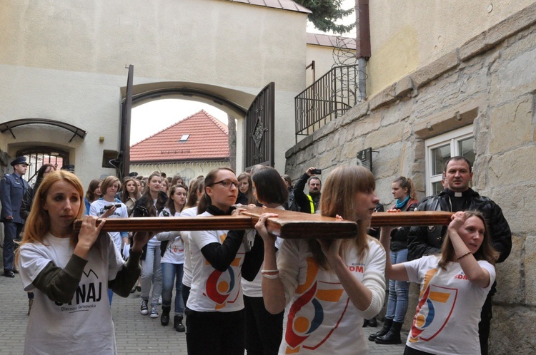 Znaki ŚDM w wiśnickim więzieniu