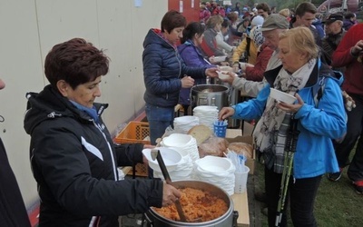 Parafianie z Wieprza po raz czwarty hojnie zadbali o żołądki pątników