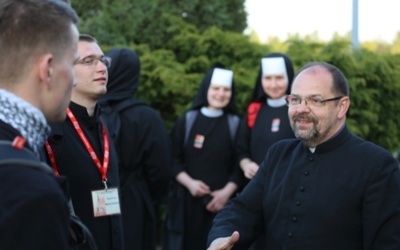 W progu kościoła witał pielgrzymów proboszcz ks. Marian Mazurek