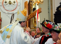Bp Wojciech Osial całuje krzyż łowickiej "Solidarności"