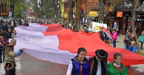 Flaga narodowa na Krupówkach