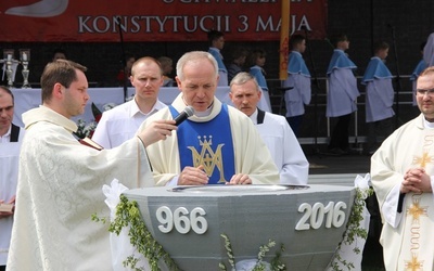 Podczas uroczystej Mszy św. przy jubileuszowej chrzcielnicy rawianie odnowili przyrzeczenia chrzcielne