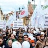 XI Marsz Świętości Życia. Uczestnicy przeszli ulicami Warszawy pod hasłem „Człowiek miłosierny życiu zawsze wierny”.