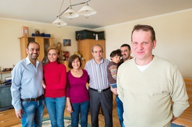 Od lewej: Toni, Carmen, Salwa, Adel, Mimoz z małym Adelem na rękach i Tomasz Wilgosz.