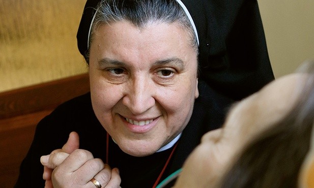 – Oko przy oku, ucho przy uchu, serce przy sercu trzeba być z odchodzącymi  – mówi s. Michaela.