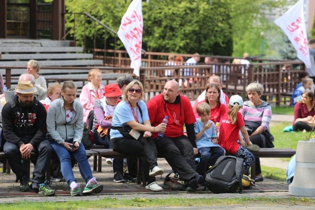 IV pielgrzymka z Hałcnowa dotarła do Łagiewnik - część pierwsza