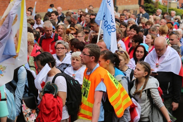 IV pielgrzymka z Hałcnowa dotarła do Łagiewnik - część pierwsza