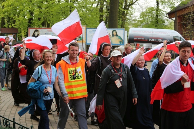 IV pielgrzymka z Hałcnowa dotarła do Łagiewnik - część pierwsza