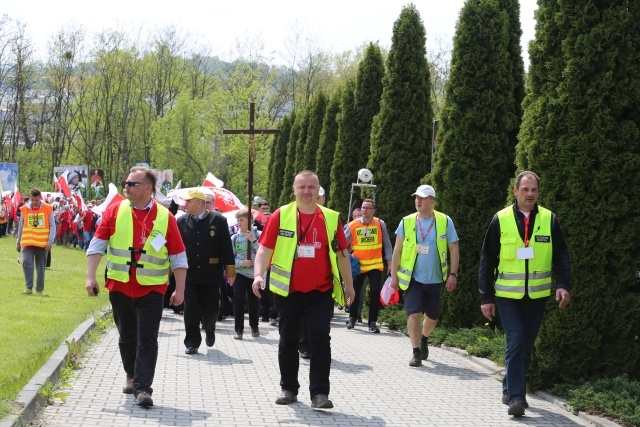 IV pielgrzymka z Hałcnowa dotarła do Łagiewnik - część pierwsza