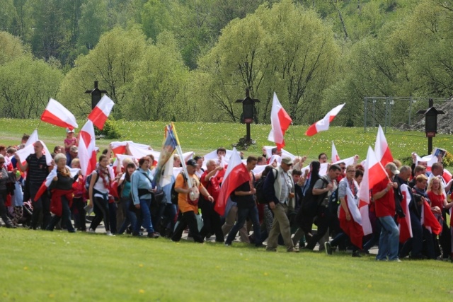 IV pielgrzymka z Hałcnowa dotarła do Łagiewnik - część pierwsza