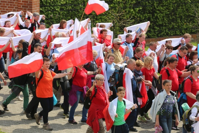 IV pielgrzymka z Hałcnowa dotarła do Łagiewnik - część pierwsza