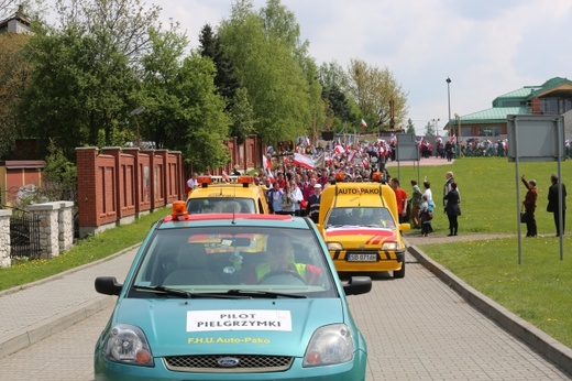 IV pielgrzymka z Hałcnowa dotarła do Łagiewnik - część pierwsza