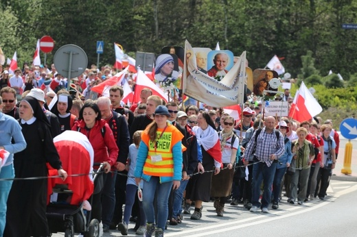 IV pielgrzymka z Hałcnowa dotarła do Łagiewnik - część pierwsza