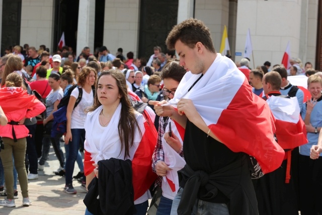 IV pielgrzymka z Hałcnowa dotarła do Łagiewnik - część pierwsza