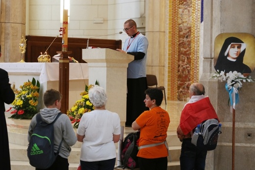 IV pielgrzymka z Hałcnowa dotarła do Łagiewnik - część pierwsza