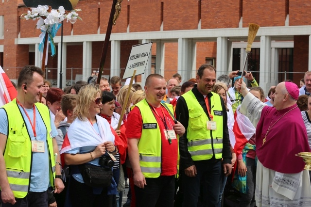 IV pielgrzymka z Hałcnowa dotarła do Łagiewnik - część pierwsza