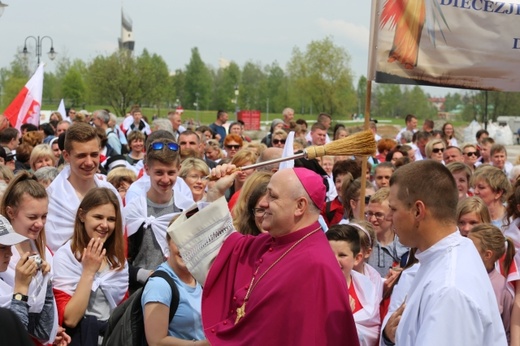 IV pielgrzymka z Hałcnowa dotarła do Łagiewnik - część pierwsza