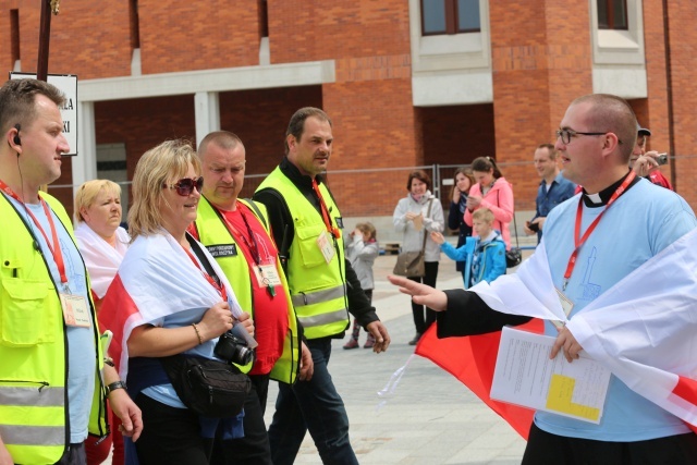 IV pielgrzymka z Hałcnowa dotarła do Łagiewnik - część pierwsza