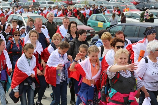 IV pielgrzymka z Hałcnowa dotarła do Łagiewnik - część pierwsza