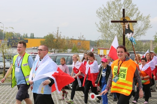 IV pielgrzymka z Hałcnowa dotarła do Łagiewnik - część pierwsza