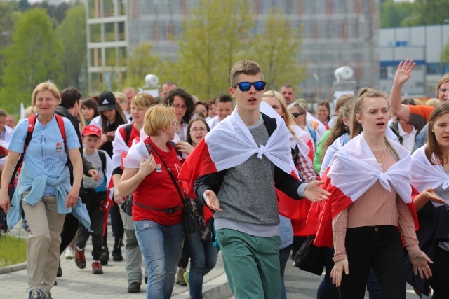 IV pielgrzymka z Hałcnowa dotarła do Łagiewnik - część pierwsza