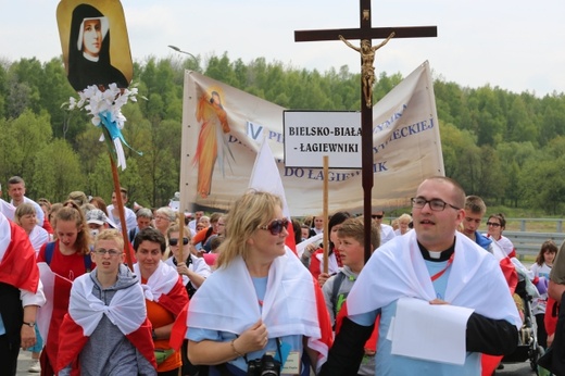 IV pielgrzymka z Hałcnowa dotarła do Łagiewnik - część pierwsza