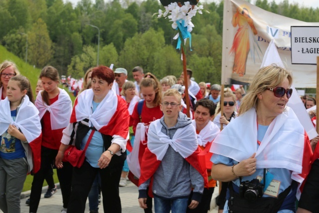 IV pielgrzymka z Hałcnowa dotarła do Łagiewnik - część pierwsza