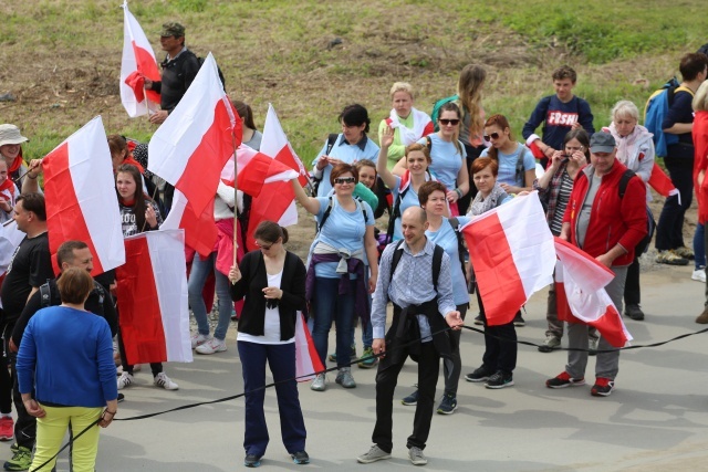 IV pielgrzymka z Hałcnowa dotarła do Łagiewnik - część pierwsza