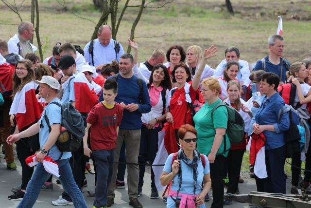 IV pielgrzymka z Hałcnowa dotarła do Łagiewnik - część pierwsza