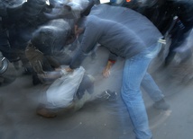 Paryż: Ewakuacja migrantów i starcia z policją